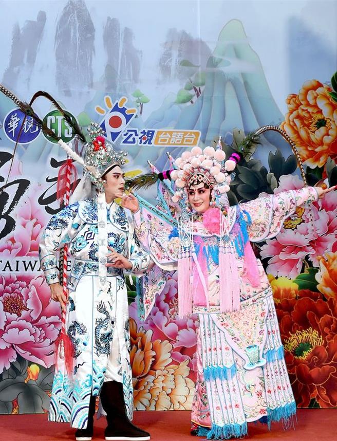 庄凯勛（左）和陈亚兰全副武装，在记者会上演歌仔戏桥段。（华视提供）