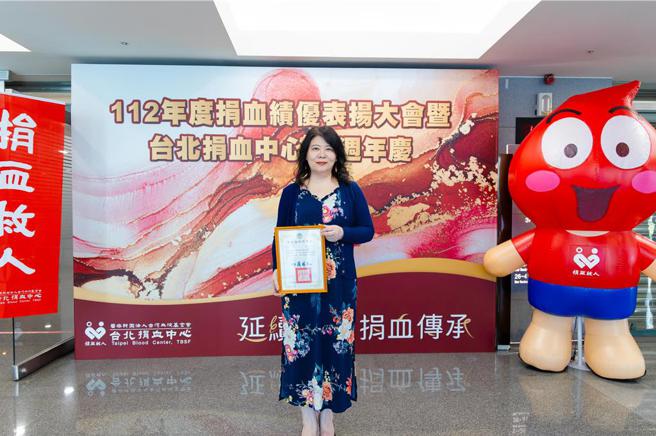 群益金鼎证券执行副总裁王雅芳出席接受台湾血液基金会举办「捐血绩优团体」表扬。图／群益金鼎证券提供