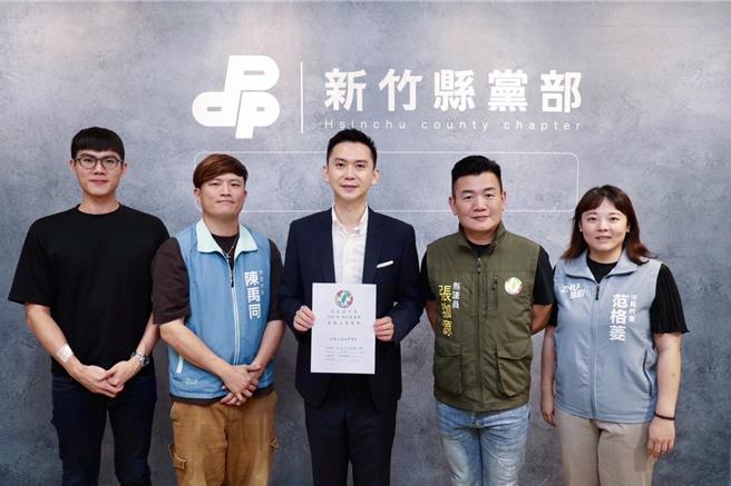 竹北市长郑朝方（中）同时也是民进党新竹县党部主委，19日前往登记主委选举寻求连任。（郑朝方提供／邱立雅竹县传真）