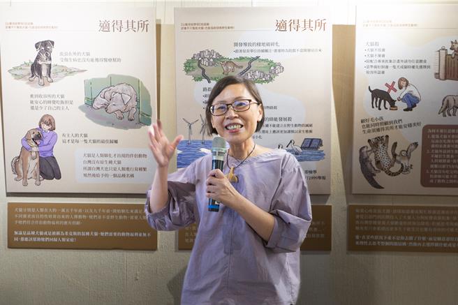 国家自然公园管理处19日起在游客中心2楼特展室举办「适得其所─以动保挺野保巡迴展」，策展单位、挺挺网络社会企业有限公司执行长刘伟苹期盼展览创造一个理性沟通的空间。（袁庭尧摄）
