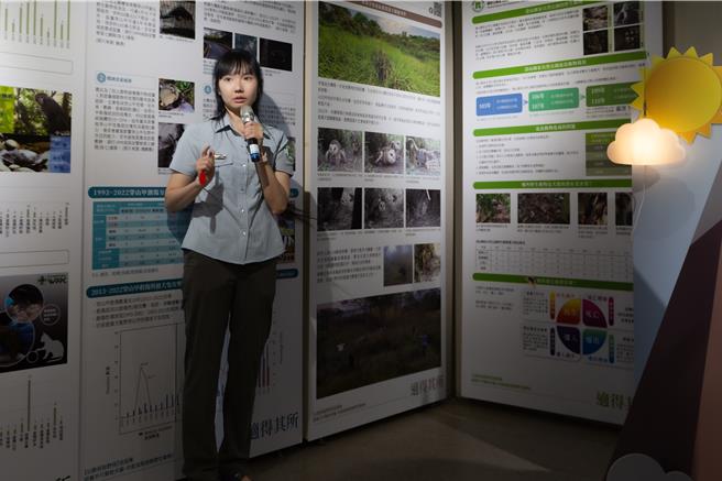 自管处技正黄雅婷表示，浪犬造成园区内的公卫、安全问题，山羌、白鼻心、鼬獾、游客都曾受害。（袁庭尧摄）