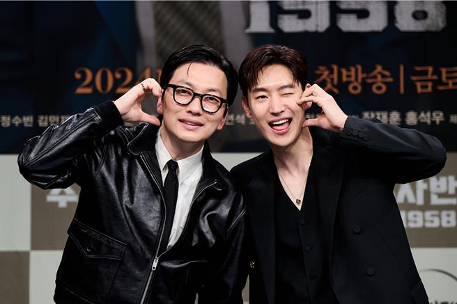 李帝勋（右）和李东辉日前在《搜查班长1958》记者会上俏皮比脸颊爱心。（MBC、Disney＋提供）