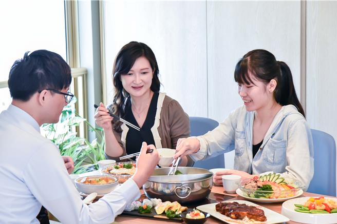 搶攻孝親商機，高雄知名飯店紛紛祭出招牌料理和特色加碼，以多樣化的美食佳餚陪伴辛苦的媽咪歡度佳節。(高雄福華大飯店提供)