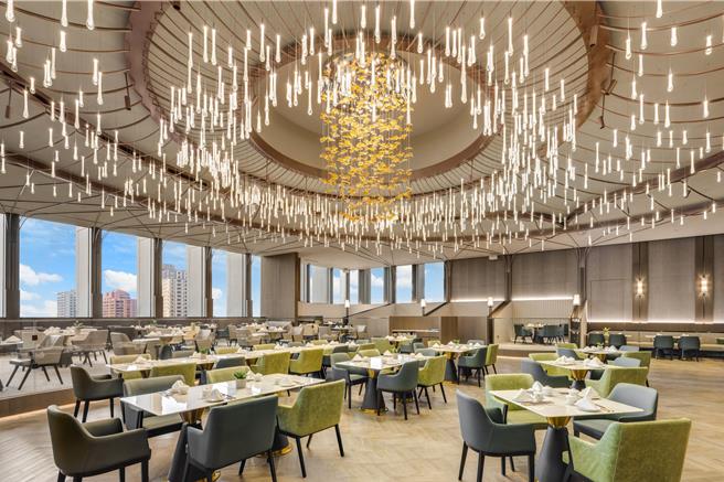 主打新式粵菜的「豪享自助餐廳」5月4日至12日的每個周末， 推出母親節限定中式桌菜，每桌19，880元加1成起，席間享有果汁暢飲。(高雄萬豪酒店提供)