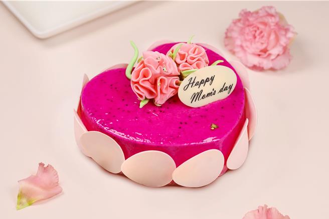 「花漾．甜心」選用台灣在地火龍果、百香果及檸檬等多樣水果，紫紅色的外觀華麗非凡，搭配綿密滑順的慕斯蛋糕，滋味香甜清新。(高雄萬豪酒店提供)