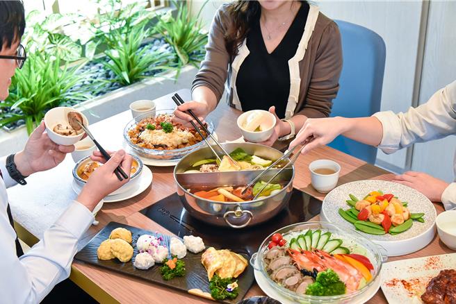 高雄福華館內餐廳總動員，即日起至5月31日推出母親節餐飲活動，以多樣化的節慶料理款待辛苦的媽媽。(高雄福華大飯店提供)