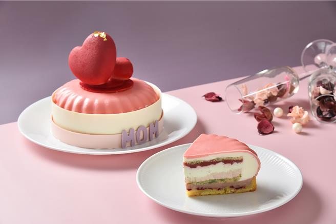「珍愛馨意」鮮紅愛心、造型搶眼，夾層搭配草莓及香草風味，滋味清爽。 (高雄福華大飯店提供)
