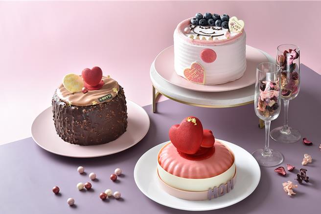 高雄福華飯店推出3款全新美型蛋糕，口味多元又好看，方便媽媽依喜好挑選。 (高雄福華大飯店提供)