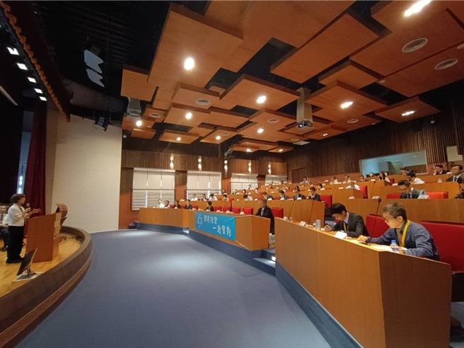 彰化地方法院舉辦國民法官辯護人場次分享會，邀集學者及法官、檢察官、辯護人50多人，到場分享參與審判的經驗與感受。（葉靜美攝）