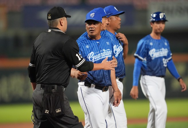 富邦悍將總教練陳金鋒（中）為子弟兵爭取是否出棒過半遭驅逐出場。（富邦悍將提供）