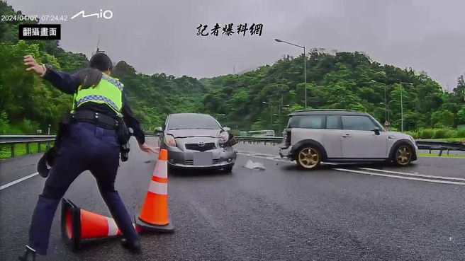 國道交通事故擺放三角錐女警險遭撞。（翻攝記者爆料網）