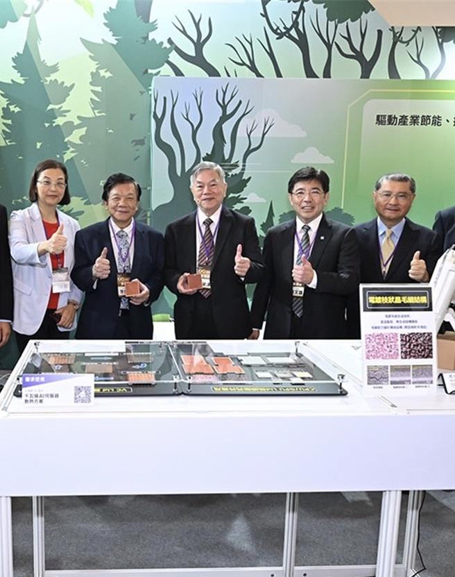 曾被綠營內部點名是適合接任台電董事長人選的工研院長劉文雄(右2)，今天與媒體談及415限電危機時，力挺台電用12元向民間買電應急。(工研院提供)