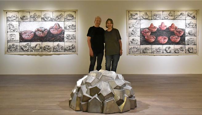 华梵大学邀请法国艺术家夫妻檔莫斯考维奇（左）与希维雍担任国际驻校艺术家。（华梵大学提供）