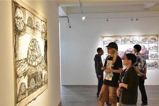 同学对莫斯考维奇画作《脑海中》很感兴趣。（华梵大学提供）