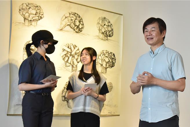 华梵大学人文与艺术学院黄智阳院长（右）开幕致词。（华梵大学提供）