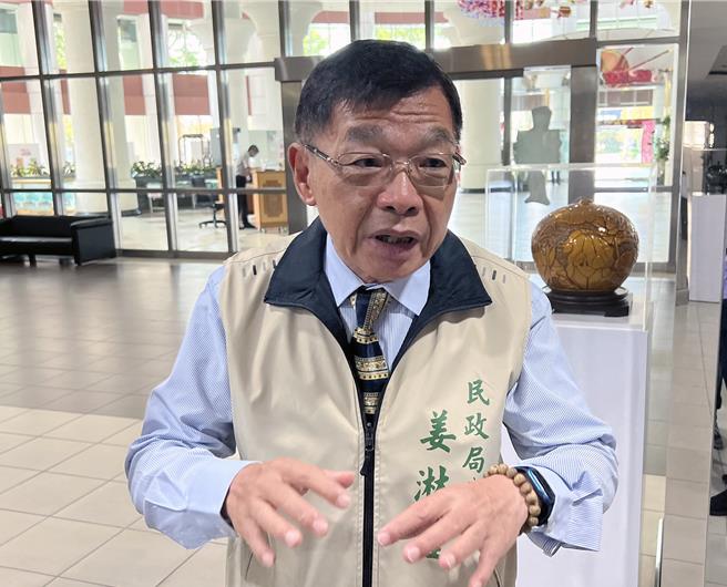 台南市殡葬管理所近日公告「新营福园殡葬专区扩建案火化炉及空气污染防制设备统包工程」标案，总预算2.14亿多元，市议员林美燕19日质询说，有媒体报导此一标案有绑标疑云；对此，市府民政局长姜淋煌强调，一切依法处理。（洪荣志摄）