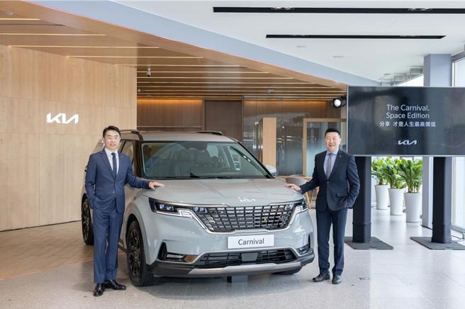 Kia總代理台灣森那美起亞董事長劉家輝(右)及台灣森那美起亞總裁李昌益共同為Kia全功能豪華休旅The Carnival Space Edition上市站台。圖／業者提供