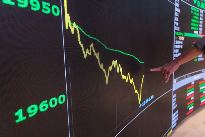 台积电法说下修半导体展望，台股19日大跌掼破2万点大关，盘中一度跌逾千点。（郭吉铨摄）