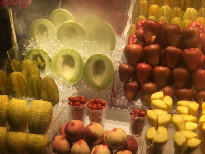 台灣夜市水果攤頻傳坑殺外籍遊客事件。(示意圖／讀者提供)