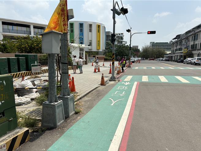 為提升行人通行安全，台中市警察局太平分局日前針對轄內6校周邊加強取締人行道違停，截自18日已開出40件罰單，其中以「人行道違規停車與違規臨時停車」最多。（太平警分局提供／潘虹恩台中傳真）