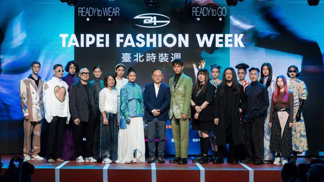 臺北時裝週AW24將於25日起開跑，#DAMUR黃世舜(前排左二起)、DOUCHANGLEE 竇騰璜、Liyu Tsai蔡麗玉、空手道選手文姿云、文化部長史哲、擊劍金牌得主陳致傑、GIOIA PAN潘怡良、INF郭瑋、UUIN劉子超、Claudia Wang王子欣及模特兒等合影。（臺北時裝週提供）