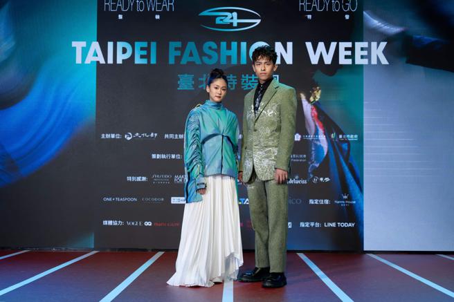 擊劍金牌得主陳致傑（右）穿著品牌秀品牌WooLeeX服裝、空手道選手文姿云穿著開幕秀品牌SYZYGY服裝出席展前記者會。（臺北時裝週提供）