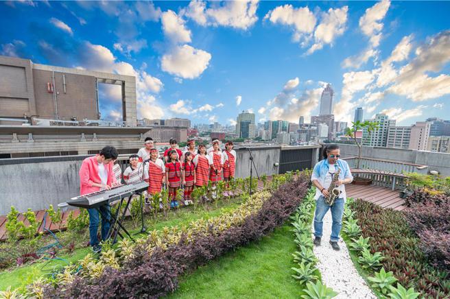 第一银行取得201处绿色办公认证，为金融业之冠，其中，华山分行顶楼建置「零碳排绿屋顶」，结合太阳能发电、鱼菜共生及雨水回收系统，落实企业环境永续。图／第一银行提供