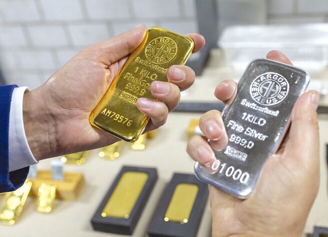 金价今年迄今大涨约13％，到年底将上看每盎司2,500美元，随着金价上涨，白银价格近几日也走高。图／路透