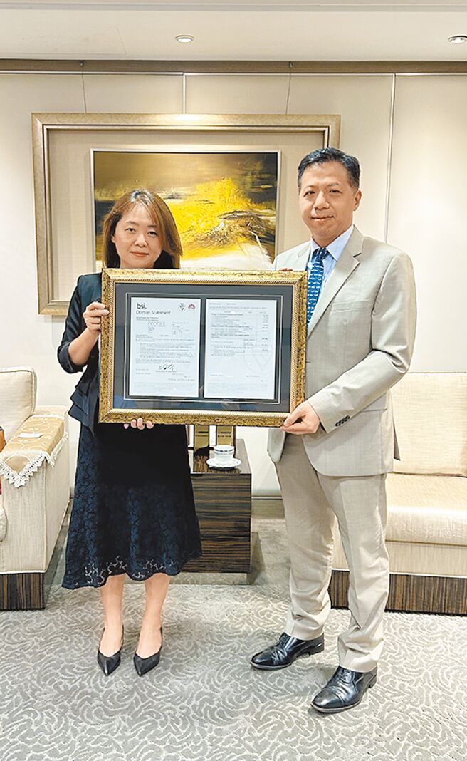 康和證券已於112年全據點16家分公司一次通過「ISO 14064-1溫室氣體盤查」之國際認證，鄭大宇董事長（右）代表接受BSI英國標準協會簡慧伶協理（左）頒發證書。圖／康和證券提供