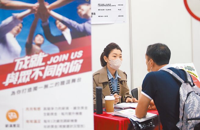 行政院院会18日通过《中小企业发展条例》部分条文修正草案。图为台北就业博览会吸引民眾来找工作。（本报资料照片）