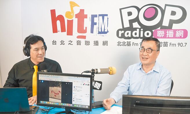 台北市副市長李四川（右）18日接受廣播專訪，主持人黃暐瀚（左）提出，危老建築都市更新若遇到釘子戶不願配合，甚至提告該怎麼辦？李直言「那就讓他告」。（《Pop 撞新聞》提供／丁上程台北傳真）