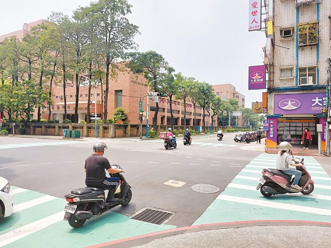 新莊區中平路及幸福路口交通繁雜，民代與交通局會勘後，預計試辦1個月的行人號誌優先時相。（新北市議員翁震州提供／呂健豪新北傳真）