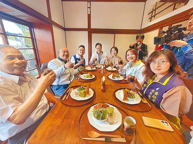 「延平路食農故事館」由市長張善政（中）揭牌開館營運，將以食農教育為主軸，內有「食寓餐廳」供應有機蔬果餐點。（呂筱蟬攝）