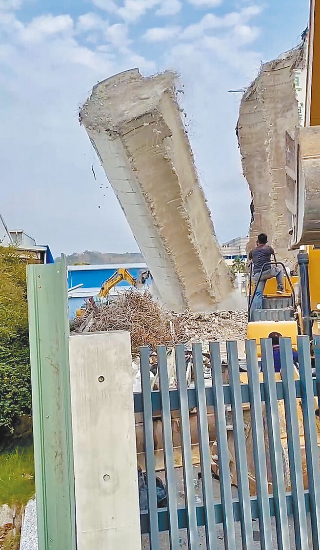 草屯镇写着「草农牌饲料」水泥储存塔倒塌，压毁修配厂及8辆汽机车。（民眾提供／杨静茹南投传真）