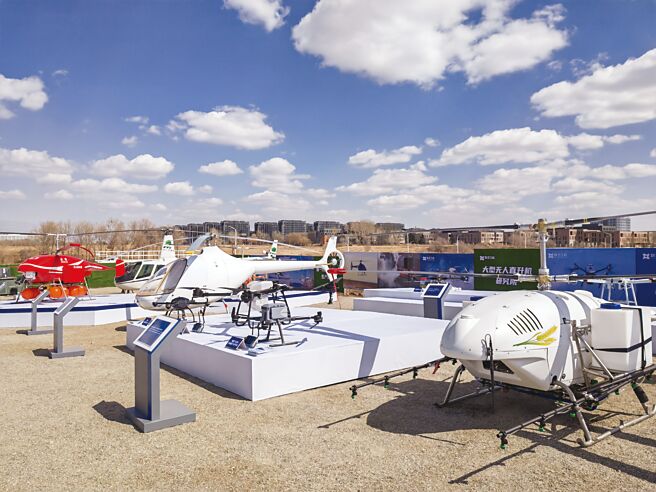 大陸低空經濟如火如荼的起飛。根據推算，低空經濟「錢景」2030年可達2兆元人民幣，而eVTOL（電動垂直起降飛行器）有望成為最受矚目載體。（新華社）