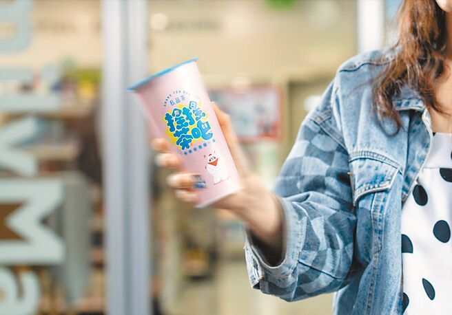 全家「搖搖茶吧」飲品均以封膜包裝，消費者可享受搖一搖樂趣。（石智中攝）