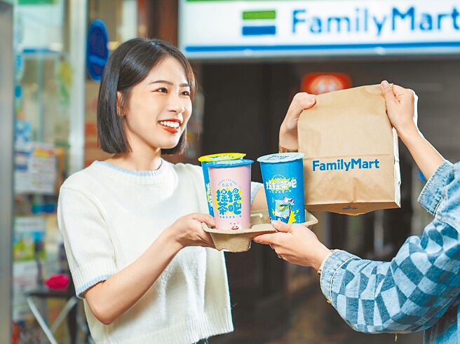 歡慶全家「搖搖茶吧」新登場，全家App「FamiNow」、外送平台Uber Eats、foodpanda於5月14日前推新品買2送1。（石智中攝）