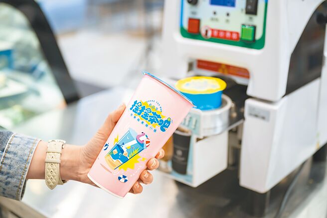 全家斥資5000萬於全台3500間店鋪導入封口機，外帶外送無需擔心飲料外溢。（全家提供）