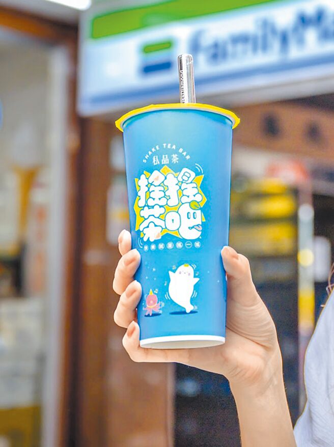 全家「搖搖茶吧」飲品均以封膜包裝，不管是插吸管品飲或撕開就口都便利。（全家提供）