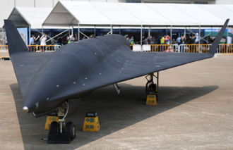 陸轟-6轟炸機扮母艦 機腹秀無偵8無人機