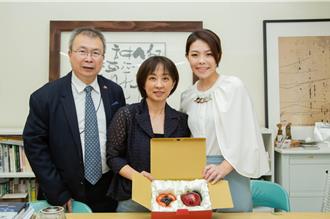 关埔国小校长服务35年因健康问题将退休 高虹安亲自到校致谢