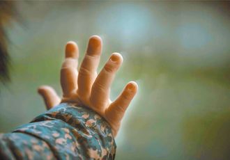 儿虐案近9成是父母施暴 南投家扶邀「鸡婆邻居」守护儿少