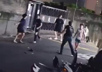 4印尼僑生母語聊天 2男誤認被罵當街大亂鬥