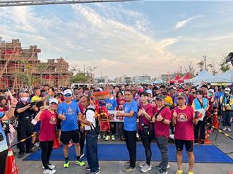 聖母廟夜跑吸6500人參賽 「路跑媽祖」首度穿運動裝領跑