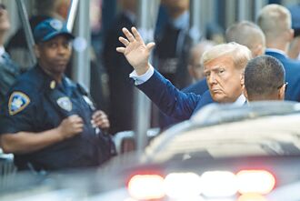 川普改口挺援乌 出庭睡翻遭网嘲