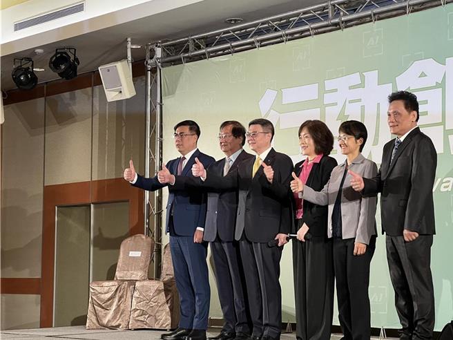 准总统赖清德「行动创新」内阁人事第四波名单，19日由准行政院长卓荣泰（左三）召开记者会公布。（曾薏苹摄） 