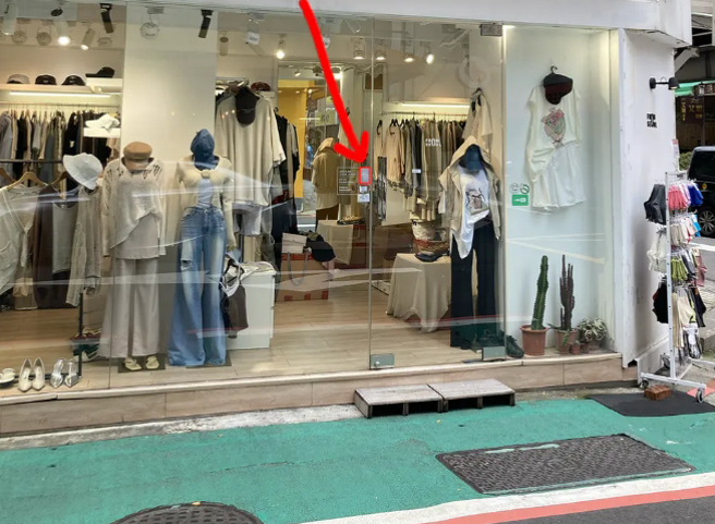 女网友表示，店家门口的低消规定小小一张，进店时根本很难注意到。(图／Dcard)