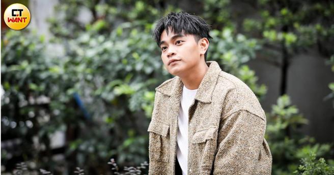 擅长唱情歌的邱军，首张专辑名称就是《情歌手》。（图／侯世骏摄）