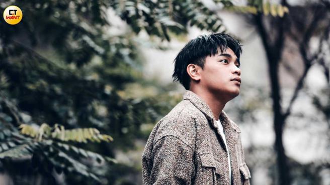 谈到过世的初恋女友及好兄弟们，邱军忍不住悲从中来。（图／侯世骏摄）