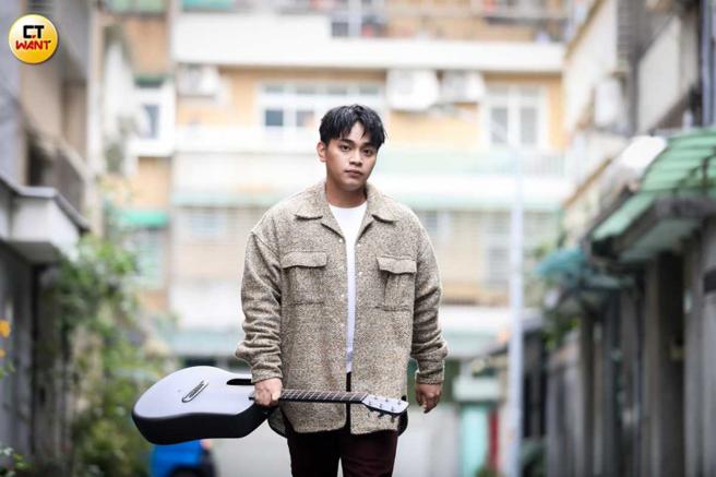 目前单身的邱军虽然想先拚事业，但若是感觉来了也不排斥谈恋爱。（图／侯世骏摄）